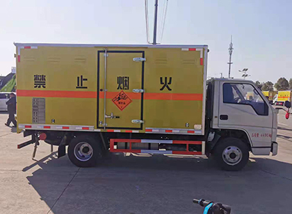 锡山爆破器材运输车工人安全操作规范与智能技术保障